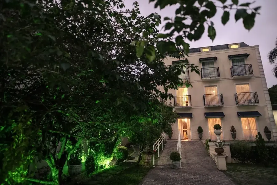 Fachada iluminada da maison do Cordon Blanc ao entardecer, em Curitiba
