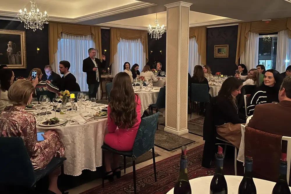 Jantar em andamento no salão do Cordon Blanc, com clientes à mesa