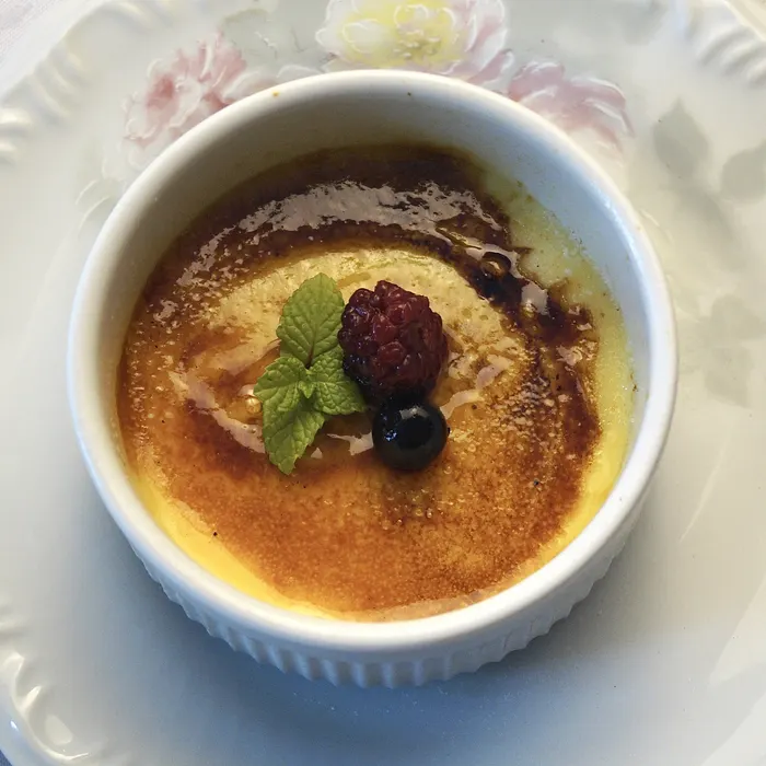Crème Brûlée — creme de baunilha com fava Tonka e crosta caramelizada