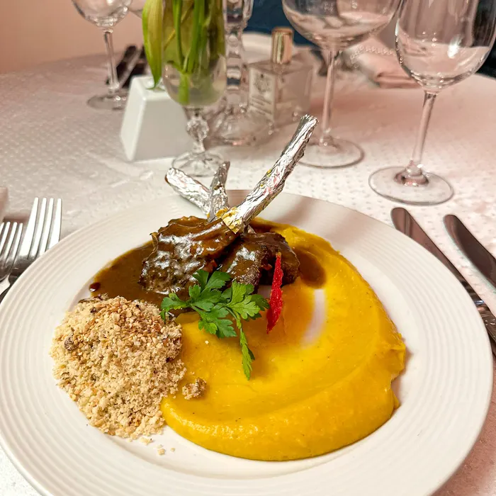 Carré d&rsquo;Agneau — cordeiro com mousseline de cabotiá e crocante de amêndoas
