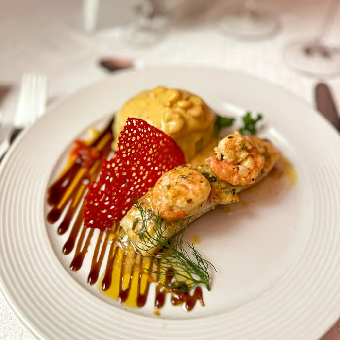 Poisson Cordon Blanc — robalo e camarões flambados no cognac