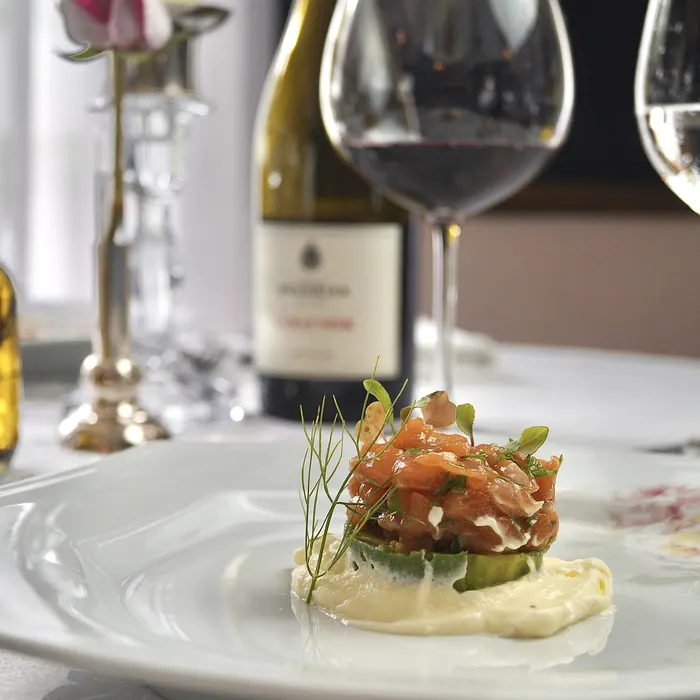 Tartar de Saumon — salmão fresco com creme fraîche, avocado e azeite de trufas