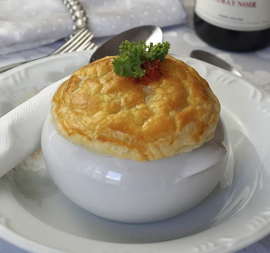 Soupe à l’oignon do Cordon Blanc coberta por cúpula de massa folhada dourada