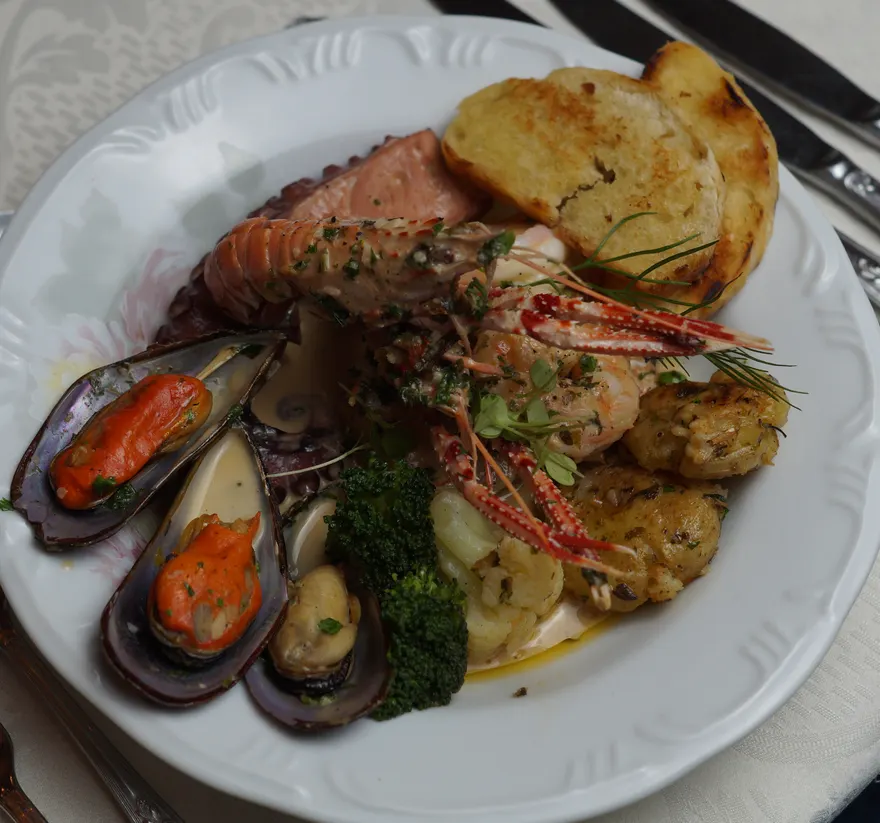 Prato de frutos do mar do Cordon Blanc com lagostim, mexilhões, batatas e legumes